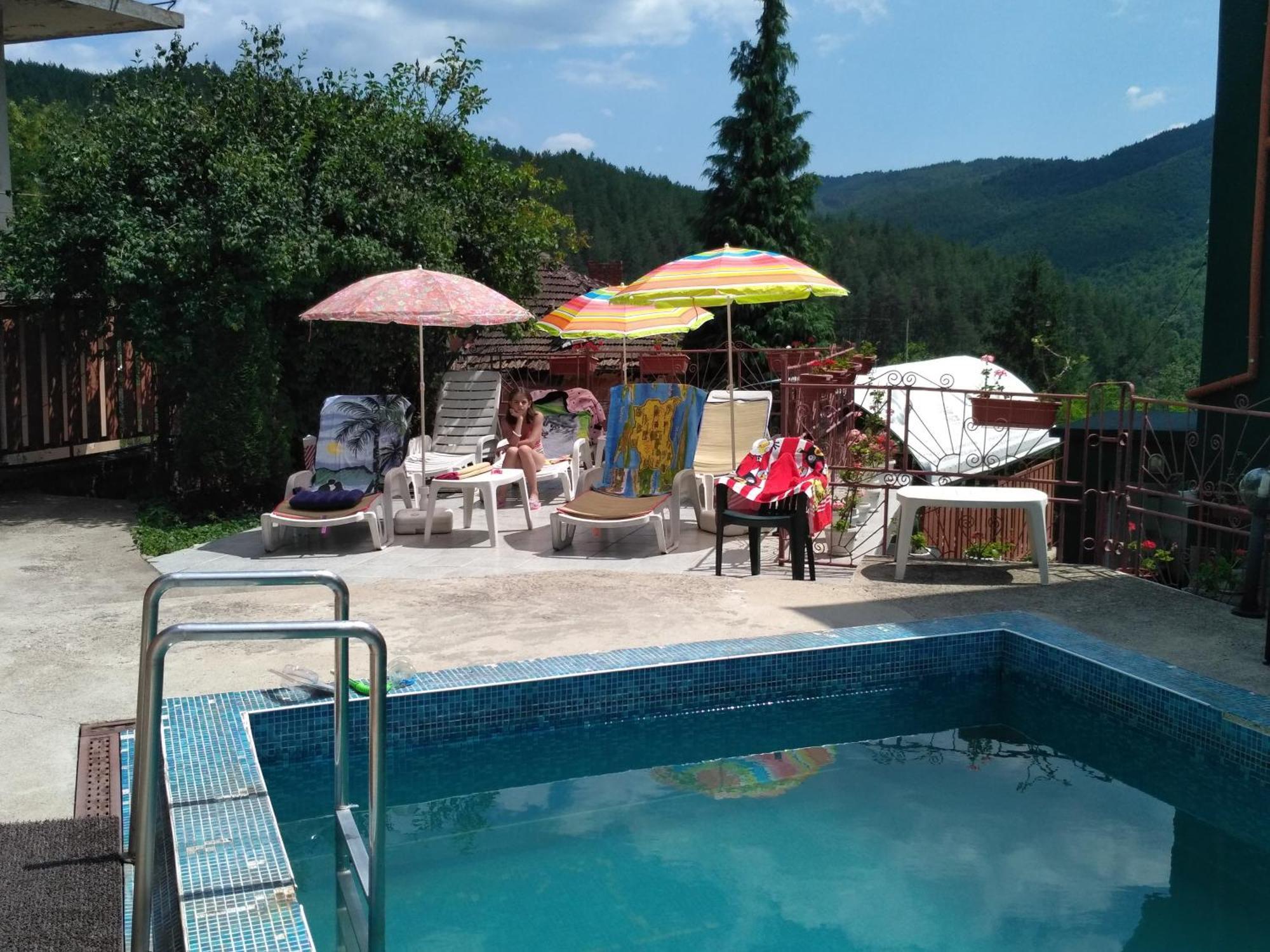 Семеен Хотел "Невен" Momin Prohod Exterior photo